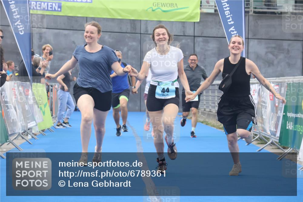 11.08.2024 - GEWOBA Citytriathlon Bremen Lena Gebhardt http://msf.ph/oto/6789361 11.08.2024 11:27:09 Ziel 6, 32, 44 meine-sportfotos.de