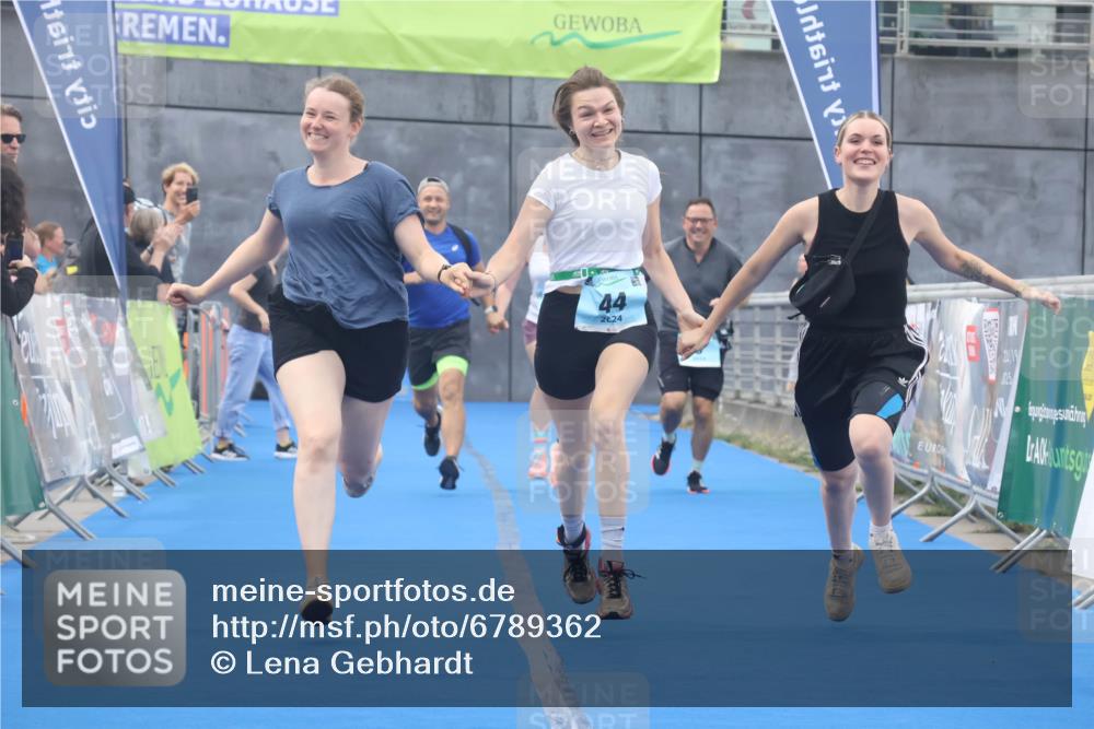 11.08.2024 - GEWOBA Citytriathlon Bremen Lena Gebhardt http://msf.ph/oto/6789362 11.08.2024 11:27:09 Ziel 6, 32, 44 meine-sportfotos.de