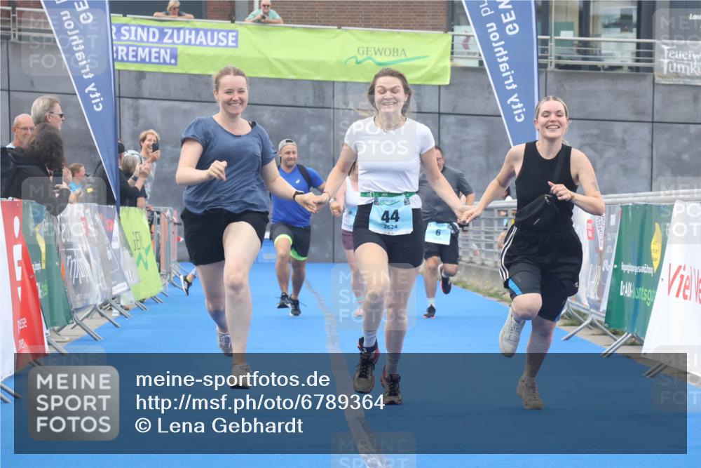 11.08.2024 - GEWOBA Citytriathlon Bremen Lena Gebhardt http://msf.ph/oto/6789364 11.08.2024 11:27:09 Ziel 6, 32, 44 meine-sportfotos.de