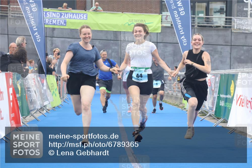 11.08.2024 - GEWOBA Citytriathlon Bremen Lena Gebhardt http://msf.ph/oto/6789365 11.08.2024 11:27:09 Ziel 6, 32, 44 meine-sportfotos.de