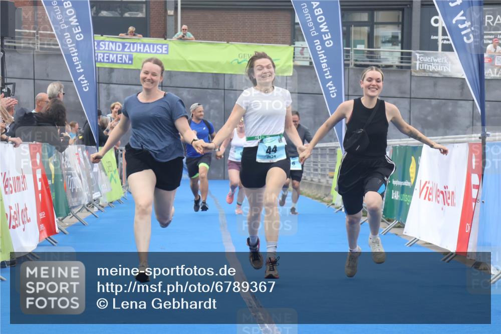 11.08.2024 - GEWOBA Citytriathlon Bremen Lena Gebhardt http://msf.ph/oto/6789367 11.08.2024 11:27:10 Ziel 6, 32, 44 meine-sportfotos.de