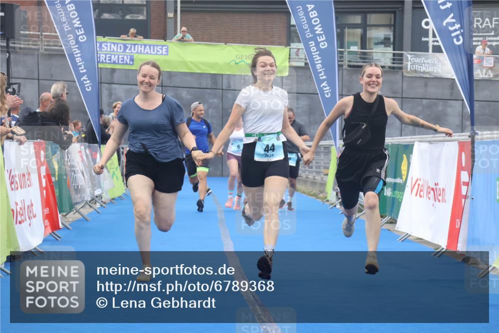 11.08.2024 - GEWOBA Citytriathlon Bremen Lena Gebhardt http://msf.ph/oto/6789368 11.08.2024 11:27:10 Ziel 6, 32, 44 meine-sportfotos.de