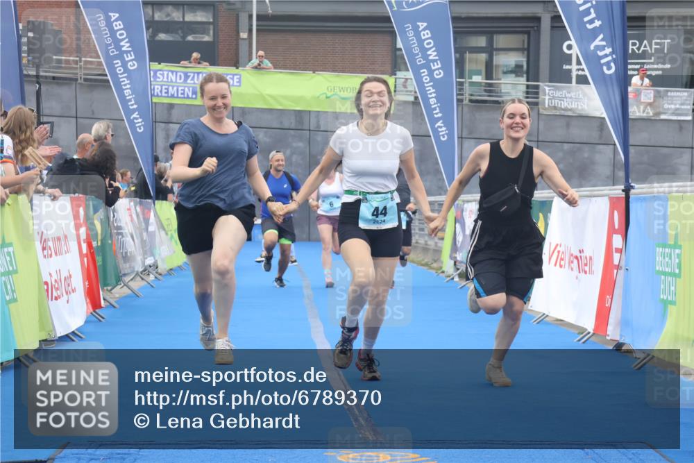 11.08.2024 - GEWOBA Citytriathlon Bremen Lena Gebhardt http://msf.ph/oto/6789370 11.08.2024 11:27:10 Ziel 6, 32, 44 meine-sportfotos.de