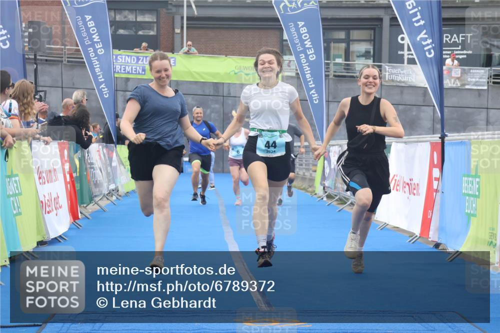 11.08.2024 - GEWOBA Citytriathlon Bremen Lena Gebhardt http://msf.ph/oto/6789372 11.08.2024 11:27:10 Ziel 6, 32, 44 meine-sportfotos.de