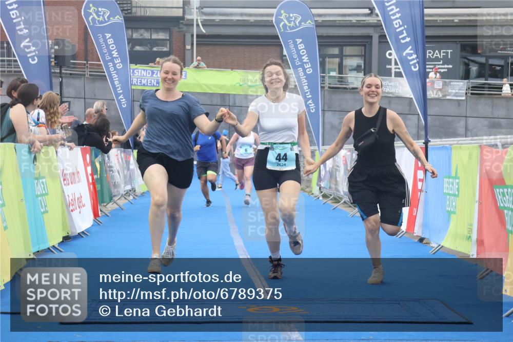 11.08.2024 - GEWOBA Citytriathlon Bremen Lena Gebhardt http://msf.ph/oto/6789375 11.08.2024 11:27:10 Ziel 6, 32, 44 meine-sportfotos.de