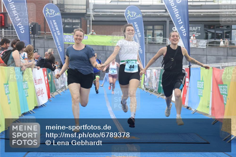 11.08.2024 - GEWOBA Citytriathlon Bremen Lena Gebhardt http://msf.ph/oto/6789378 11.08.2024 11:27:10 Ziel 6, 32, 44 meine-sportfotos.de