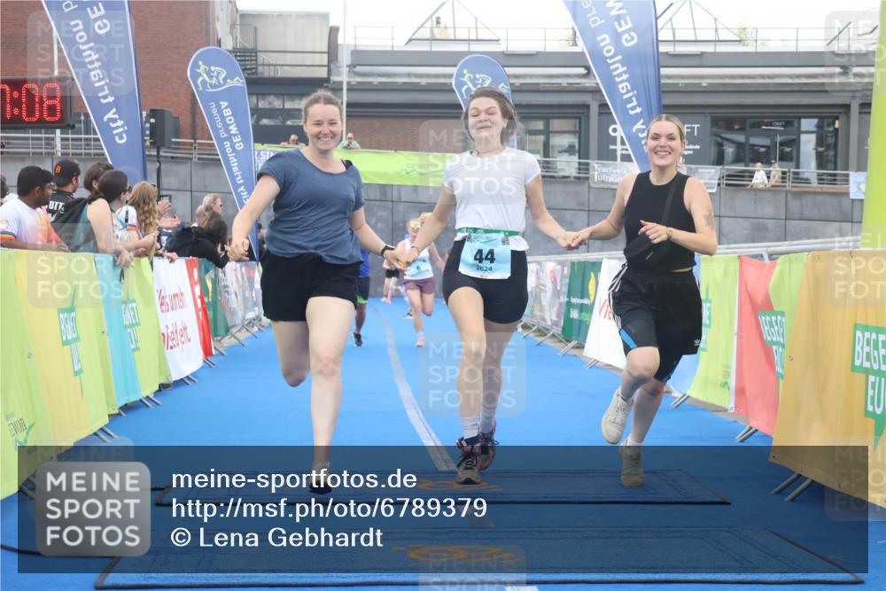 11.08.2024 - GEWOBA Citytriathlon Bremen Lena Gebhardt http://msf.ph/oto/6789379 11.08.2024 11:27:11 Ziel 6, 32, 44 meine-sportfotos.de