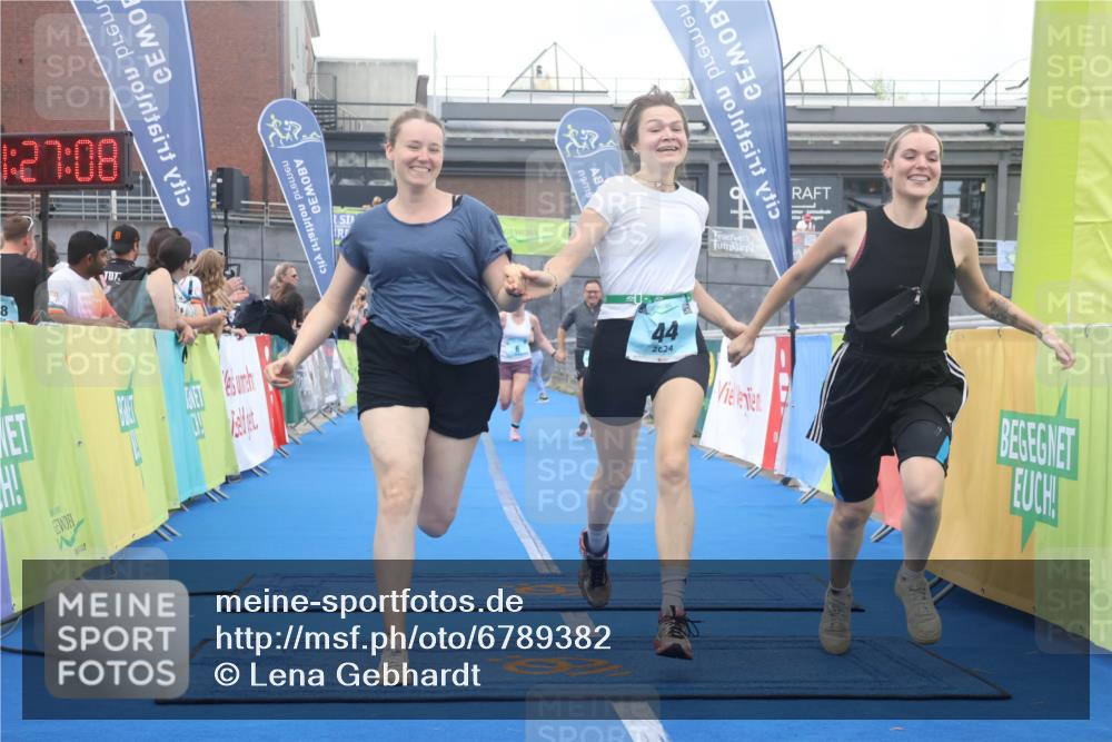 11.08.2024 - GEWOBA Citytriathlon Bremen Lena Gebhardt http://msf.ph/oto/6789382 11.08.2024 11:27:11 Ziel 6, 32, 44 meine-sportfotos.de