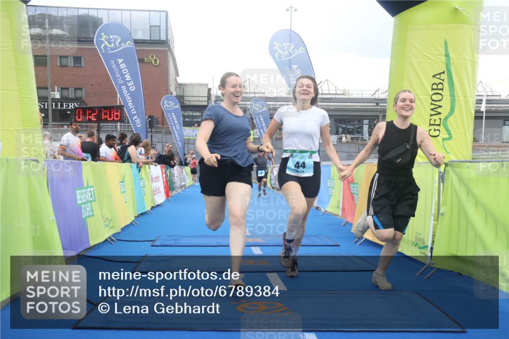 11.08.2024 - GEWOBA Citytriathlon Bremen Lena Gebhardt http://msf.ph/oto/6789384 11.08.2024 11:27:11 Ziel 6, 32, 44 meine-sportfotos.de