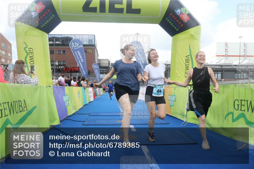11.08.2024 - GEWOBA Citytriathlon Bremen Lena Gebhardt http://msf.ph/oto/6789385 11.08.2024 11:27:12 Ziel 6, 7, 44 meine-sportfotos.de