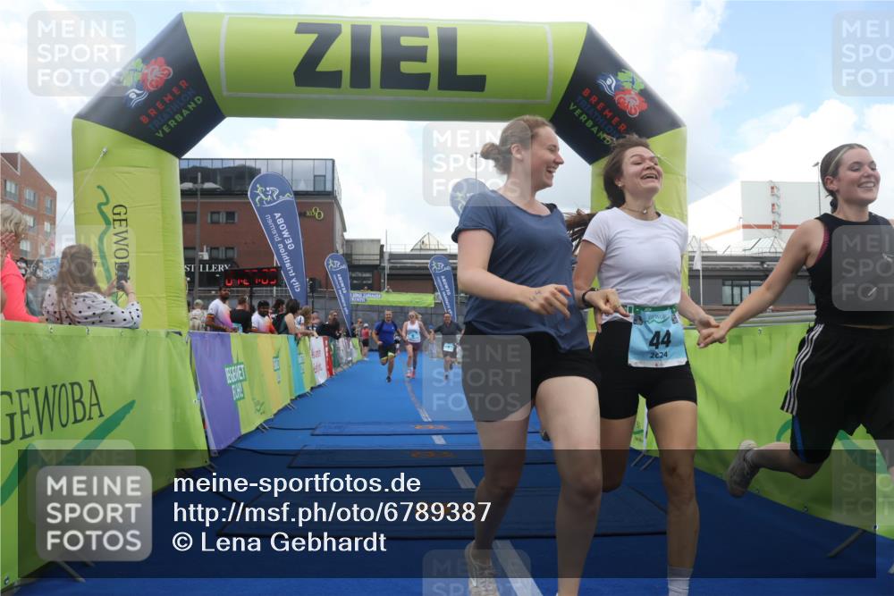 11.08.2024 - GEWOBA Citytriathlon Bremen Lena Gebhardt http://msf.ph/oto/6789387 11.08.2024 11:27:12 Ziel 6, 7, 44 meine-sportfotos.de