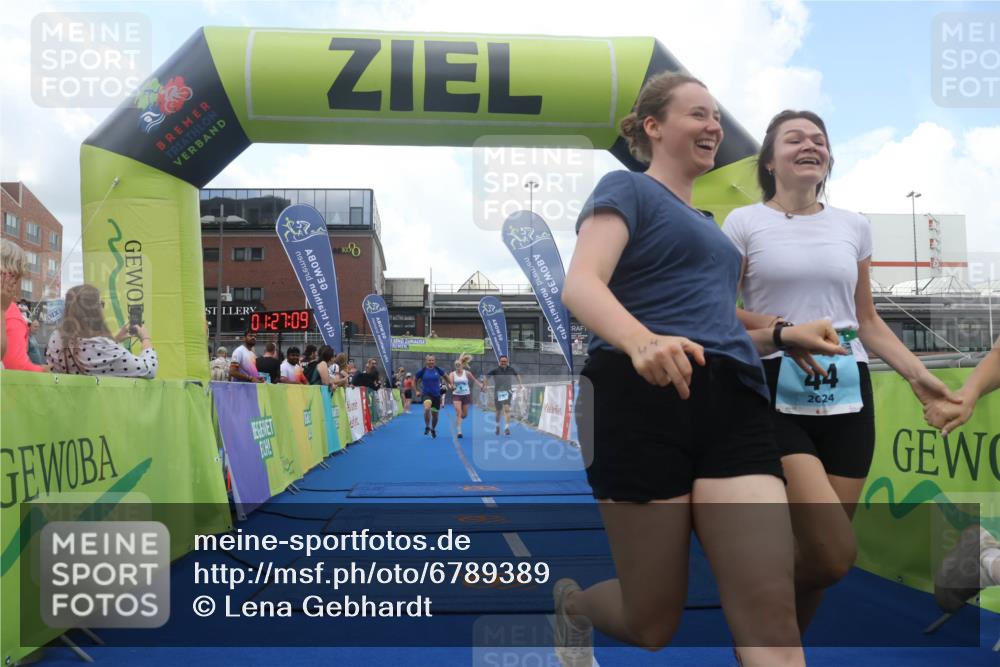 11.08.2024 - GEWOBA Citytriathlon Bremen Lena Gebhardt http://msf.ph/oto/6789389 11.08.2024 11:27:12 Ziel 6, 7, 44 meine-sportfotos.de