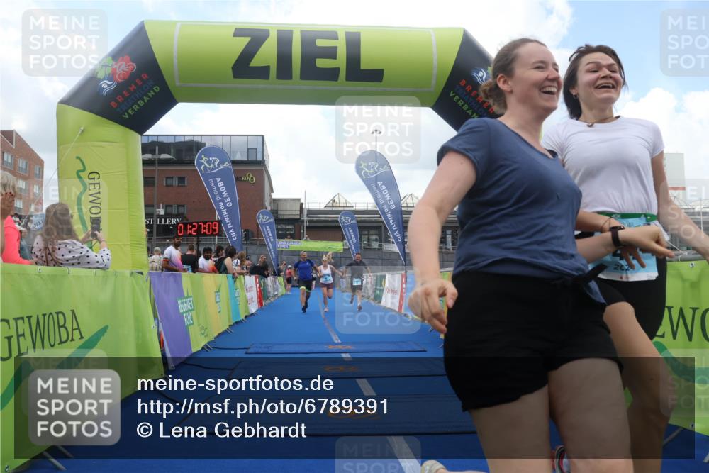 11.08.2024 - GEWOBA Citytriathlon Bremen Lena Gebhardt http://msf.ph/oto/6789391 11.08.2024 11:27:12 Ziel 6, 7, 44 meine-sportfotos.de