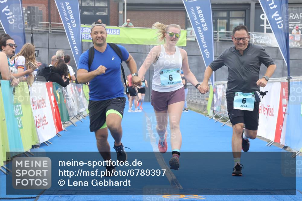 11.08.2024 - GEWOBA Citytriathlon Bremen Lena Gebhardt http://msf.ph/oto/6789397 11.08.2024 11:27:14 Ziel 6, 7, 42, 44 meine-sportfotos.de