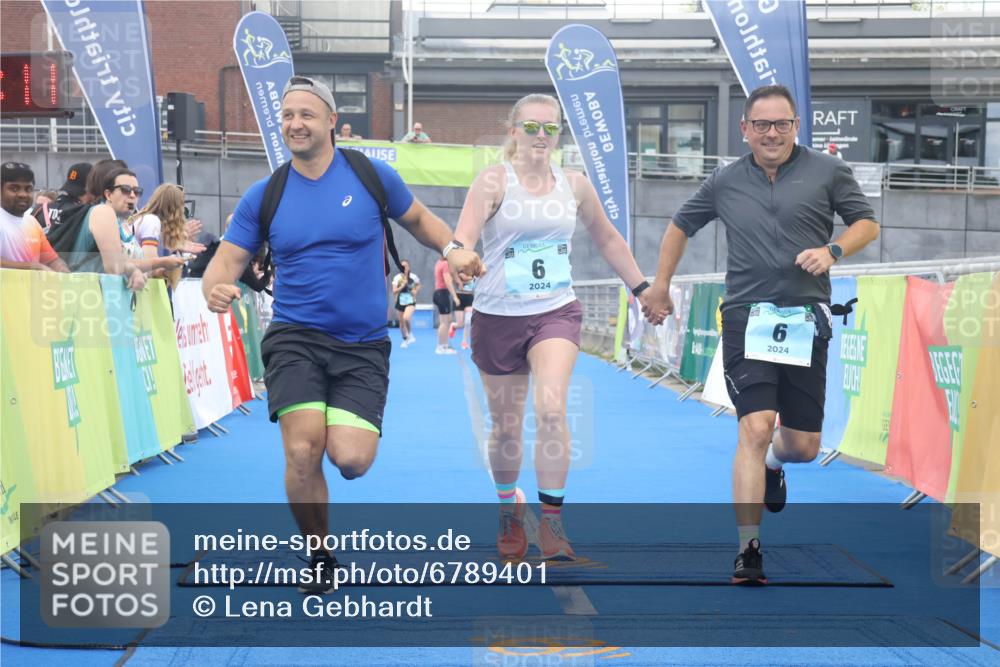 11.08.2024 - GEWOBA Citytriathlon Bremen Lena Gebhardt http://msf.ph/oto/6789401 11.08.2024 11:27:14 Ziel 6, 7, 42, 44 meine-sportfotos.de