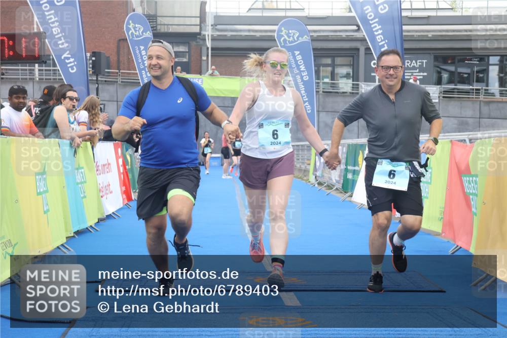 11.08.2024 - GEWOBA Citytriathlon Bremen Lena Gebhardt http://msf.ph/oto/6789403 11.08.2024 11:27:14 Ziel 6, 7, 42, 44 meine-sportfotos.de