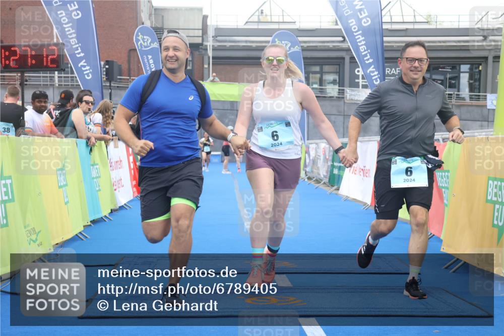 11.08.2024 - GEWOBA Citytriathlon Bremen Lena Gebhardt http://msf.ph/oto/6789405 11.08.2024 11:27:15 Ziel 6, 7, 42, 44 meine-sportfotos.de