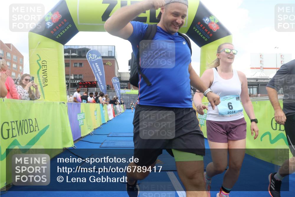 11.08.2024 - GEWOBA Citytriathlon Bremen Lena Gebhardt http://msf.ph/oto/6789417 11.08.2024 11:27:16 Ziel 6, 7, 42, 44 meine-sportfotos.de