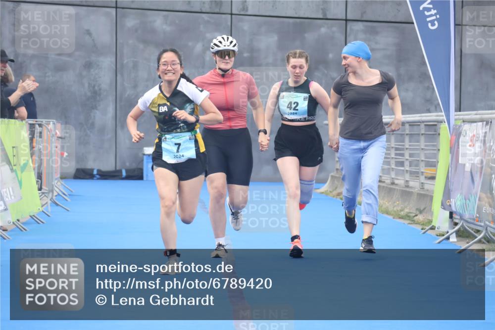 11.08.2024 - GEWOBA Citytriathlon Bremen Lena Gebhardt http://msf.ph/oto/6789420 11.08.2024 11:27:19 Ziel 6, 7, 42, 44 meine-sportfotos.de