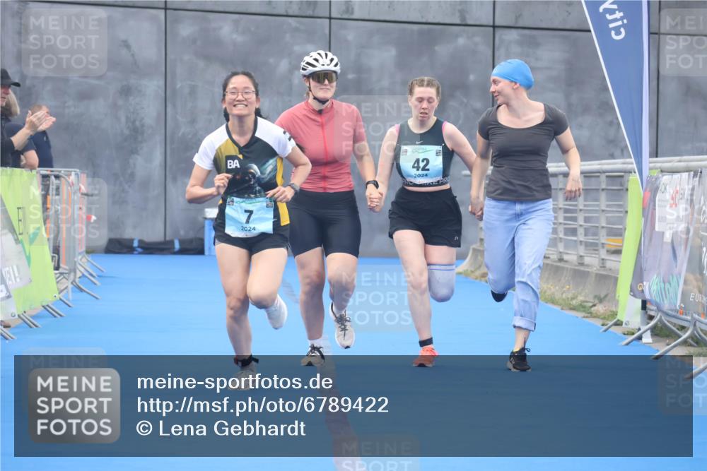 11.08.2024 - GEWOBA Citytriathlon Bremen Lena Gebhardt http://msf.ph/oto/6789422 11.08.2024 11:27:19 Ziel 6, 7, 42, 44 meine-sportfotos.de
