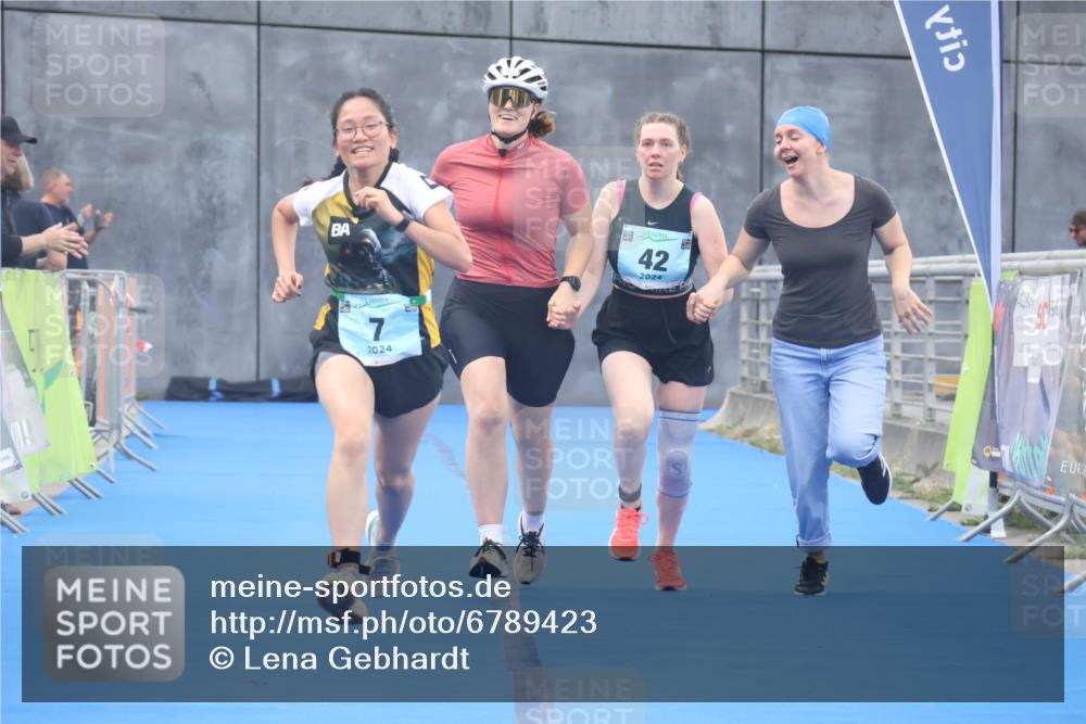11.08.2024 - GEWOBA Citytriathlon Bremen Lena Gebhardt http://msf.ph/oto/6789423 11.08.2024 11:27:19 Ziel 6, 7, 42, 44 meine-sportfotos.de