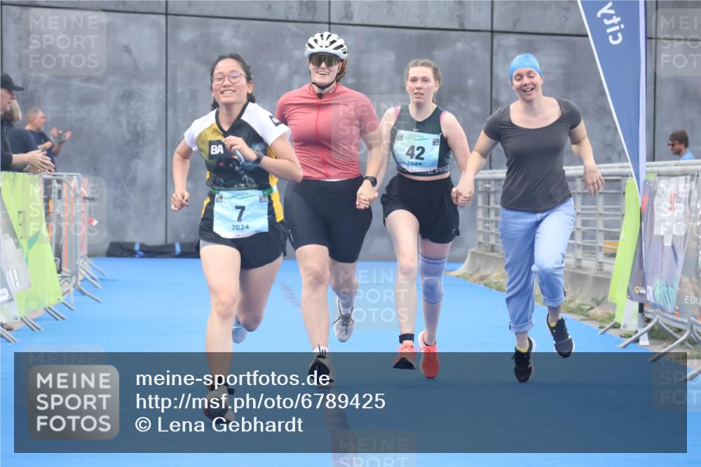 11.08.2024 - GEWOBA Citytriathlon Bremen Lena Gebhardt http://msf.ph/oto/6789425 11.08.2024 11:27:19 Ziel 6, 7, 42, 44 meine-sportfotos.de