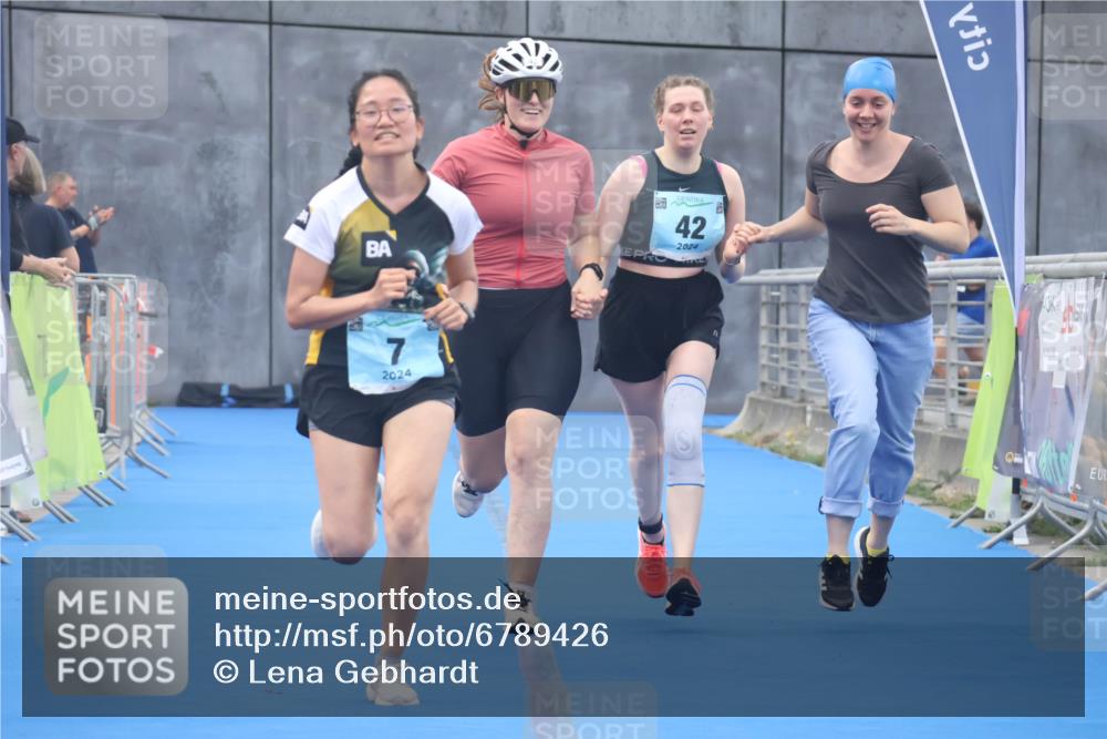 11.08.2024 - GEWOBA Citytriathlon Bremen Lena Gebhardt http://msf.ph/oto/6789426 11.08.2024 11:27:20 Ziel 6, 7, 42 meine-sportfotos.de
