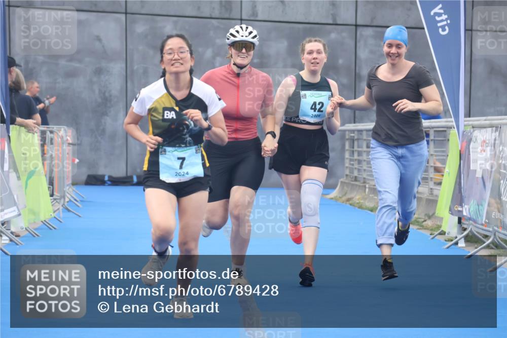 11.08.2024 - GEWOBA Citytriathlon Bremen Lena Gebhardt http://msf.ph/oto/6789428 11.08.2024 11:27:20 Ziel 6, 7, 42 meine-sportfotos.de