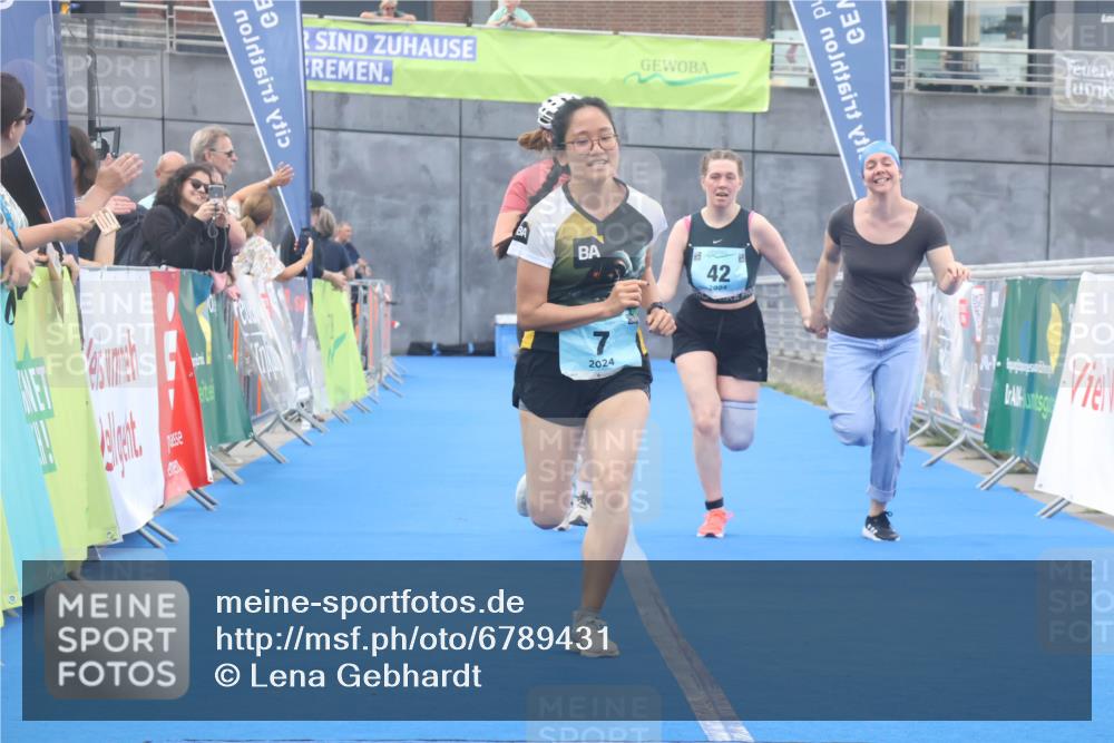 11.08.2024 - GEWOBA Citytriathlon Bremen Lena Gebhardt http://msf.ph/oto/6789431 11.08.2024 11:27:21 Ziel 6, 7, 42 meine-sportfotos.de