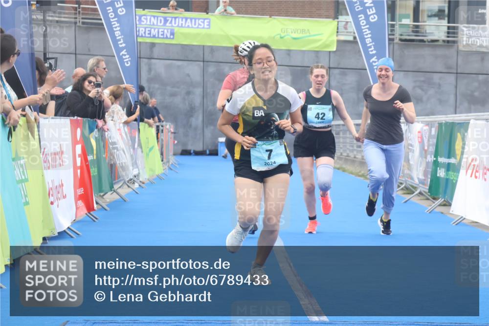 11.08.2024 - GEWOBA Citytriathlon Bremen Lena Gebhardt http://msf.ph/oto/6789433 11.08.2024 11:27:21 Ziel 6, 7, 42 meine-sportfotos.de