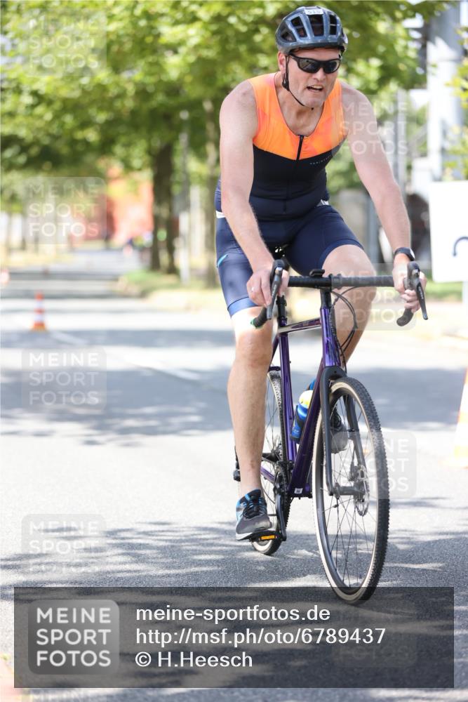 11.08.2024 - GEWOBA Citytriathlon Bremen H.Heesch http://msf.ph/oto/6789437 11.08.2024 13:16:12 Radfahren 276, 362, 409, 515 meine-sportfotos.de