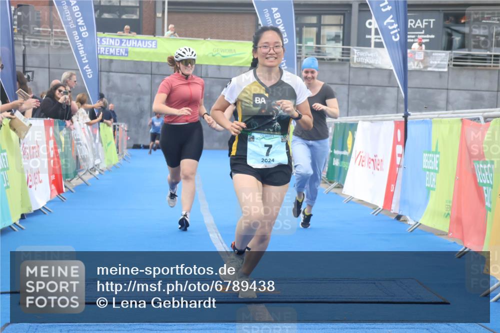 11.08.2024 - GEWOBA Citytriathlon Bremen Lena Gebhardt http://msf.ph/oto/6789438 11.08.2024 11:27:22 Ziel 6, 7, 42 meine-sportfotos.de