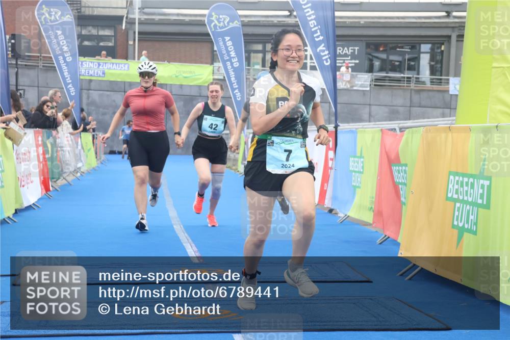 11.08.2024 - GEWOBA Citytriathlon Bremen Lena Gebhardt http://msf.ph/oto/6789441 11.08.2024 11:27:22 Ziel 6, 7, 42 meine-sportfotos.de