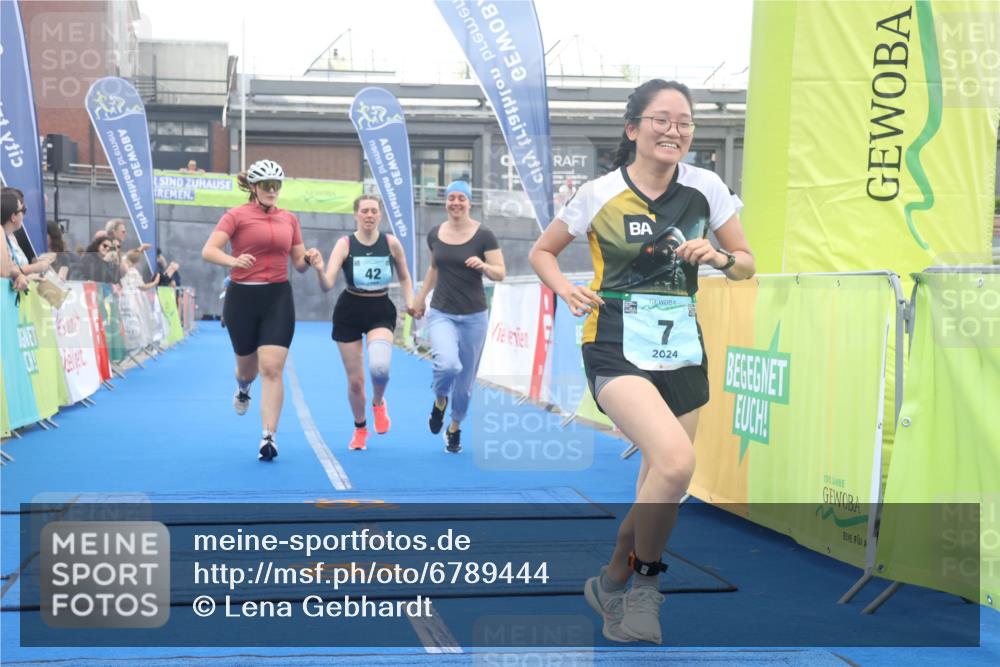 11.08.2024 - GEWOBA Citytriathlon Bremen Lena Gebhardt http://msf.ph/oto/6789444 11.08.2024 11:27:23 Ziel 6, 7, 42 meine-sportfotos.de