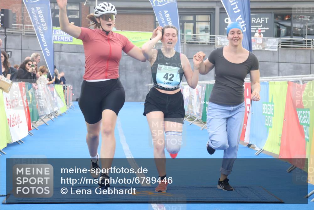 11.08.2024 - GEWOBA Citytriathlon Bremen Lena Gebhardt http://msf.ph/oto/6789446 11.08.2024 11:27:23 Ziel 6, 7, 42 meine-sportfotos.de