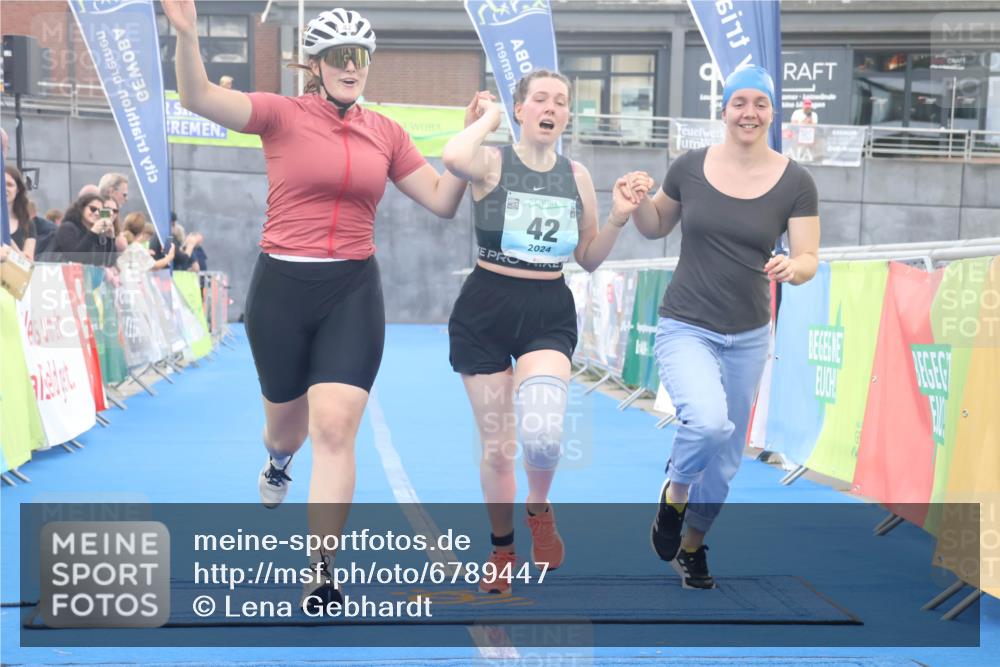 11.08.2024 - GEWOBA Citytriathlon Bremen Lena Gebhardt http://msf.ph/oto/6789447 11.08.2024 11:27:23 Ziel 6, 7, 42 meine-sportfotos.de