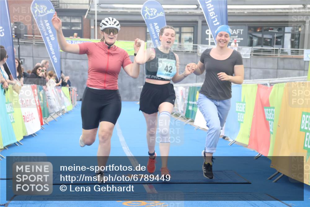 11.08.2024 - GEWOBA Citytriathlon Bremen Lena Gebhardt http://msf.ph/oto/6789449 11.08.2024 11:27:23 Ziel 6, 7, 42 meine-sportfotos.de