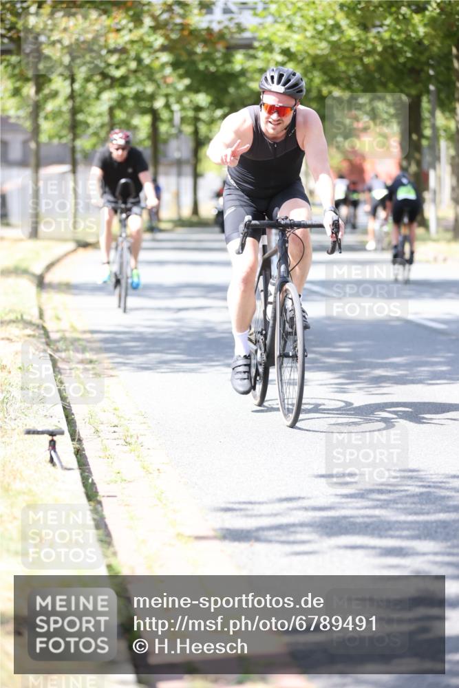 11.08.2024 - GEWOBA Citytriathlon Bremen H.Heesch http://msf.ph/oto/6789491 11.08.2024 13:16:29 Radfahren 409, 420, 444, 564 meine-sportfotos.de