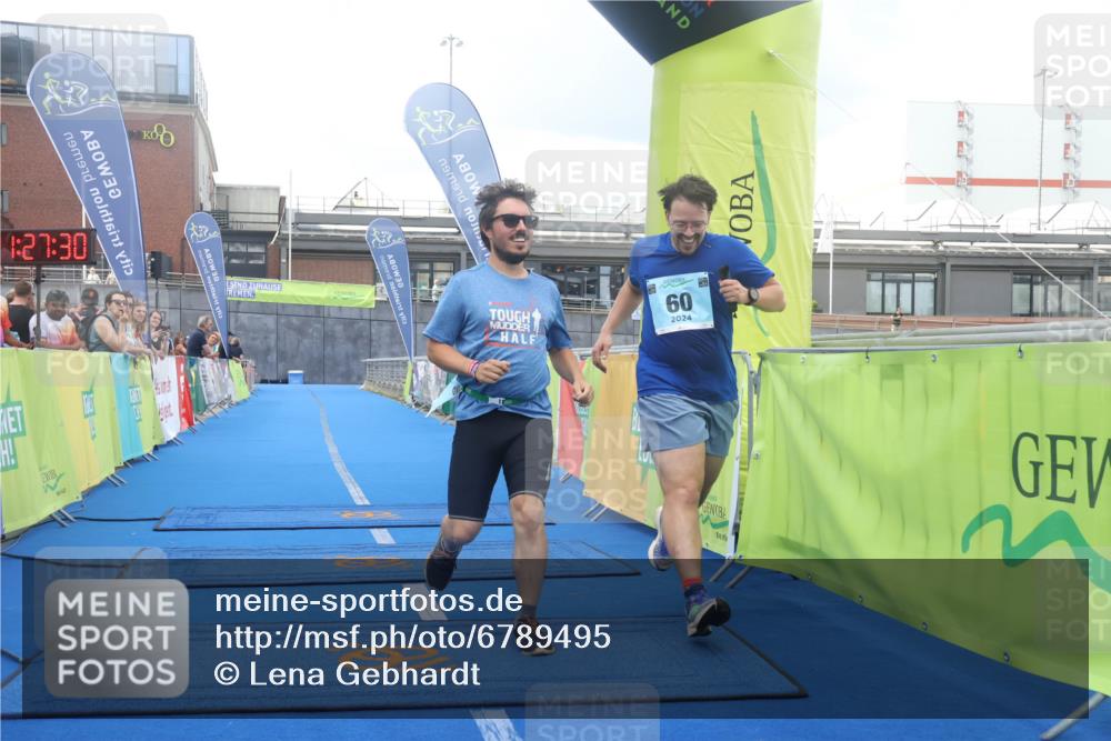 11.08.2024 - GEWOBA Citytriathlon Bremen Lena Gebhardt http://msf.ph/oto/6789495 11.08.2024 11:27:33 Ziel  meine-sportfotos.de