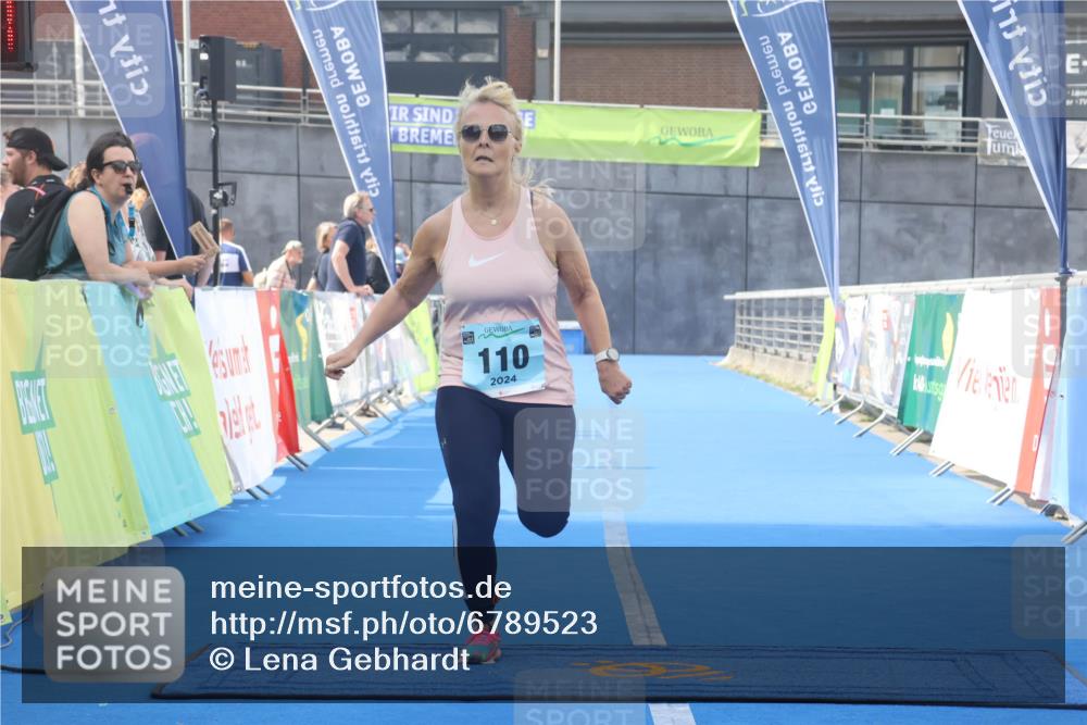 11.08.2024 - GEWOBA Citytriathlon Bremen Lena Gebhardt http://msf.ph/oto/6789523 11.08.2024 11:27:53 Ziel 110 meine-sportfotos.de