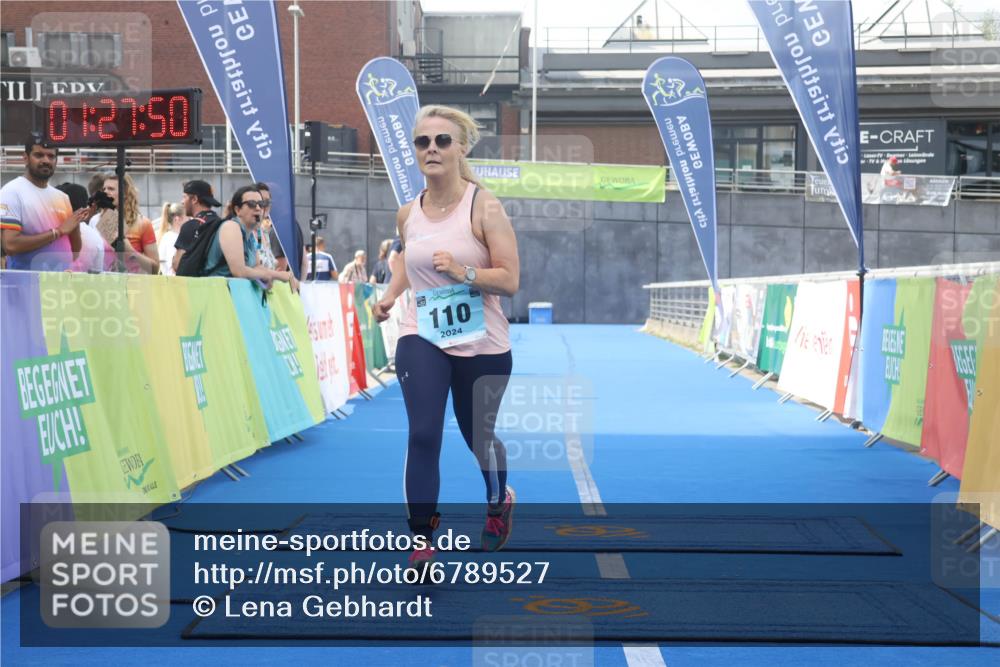 11.08.2024 - GEWOBA Citytriathlon Bremen Lena Gebhardt http://msf.ph/oto/6789527 11.08.2024 11:27:53 Ziel 110 meine-sportfotos.de