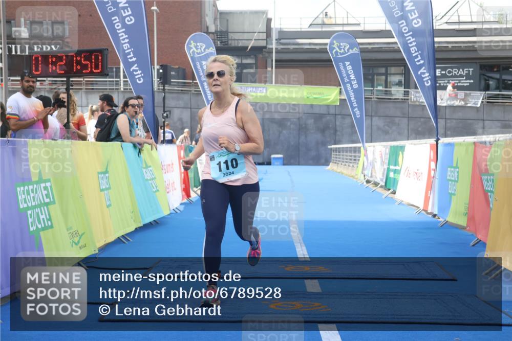 11.08.2024 - GEWOBA Citytriathlon Bremen Lena Gebhardt http://msf.ph/oto/6789528 11.08.2024 11:27:53 Ziel 110 meine-sportfotos.de