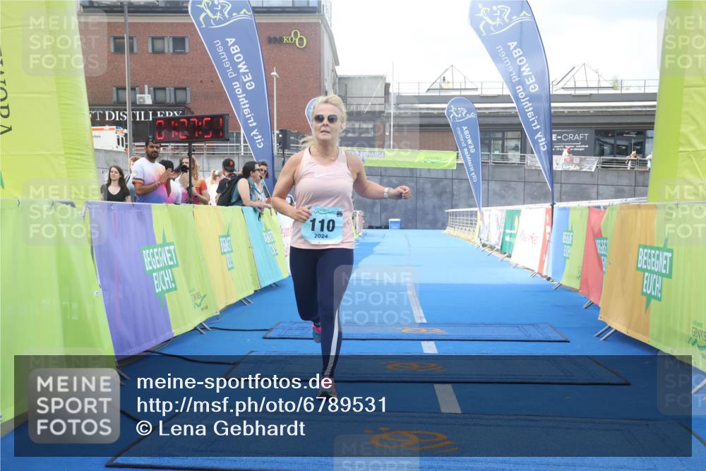 11.08.2024 - GEWOBA Citytriathlon Bremen Lena Gebhardt http://msf.ph/oto/6789531 11.08.2024 11:27:54 Ziel 110 meine-sportfotos.de