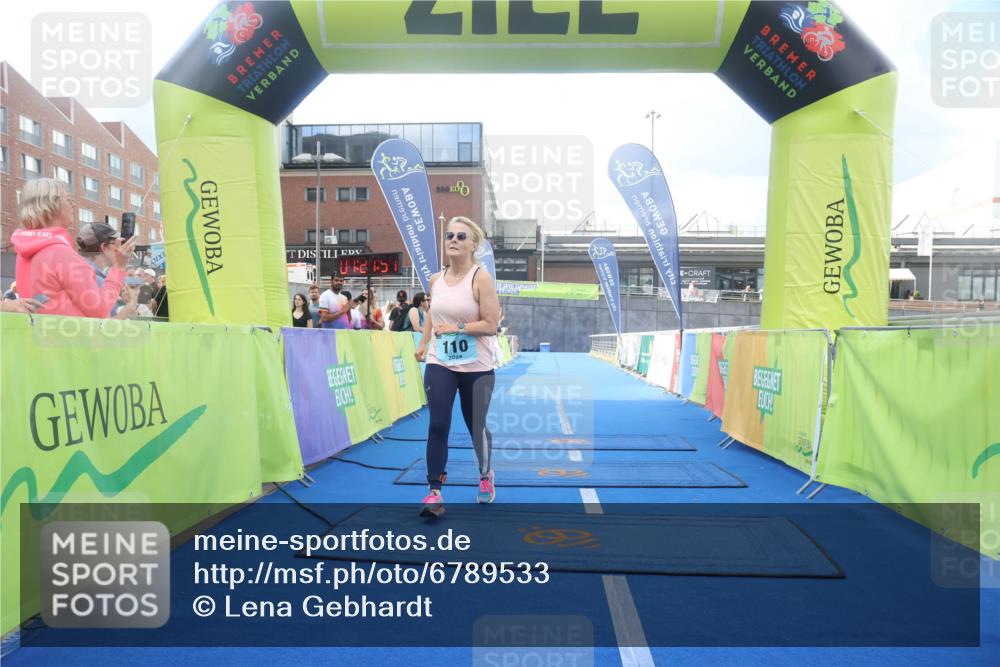 11.08.2024 - GEWOBA Citytriathlon Bremen Lena Gebhardt http://msf.ph/oto/6789533 11.08.2024 11:27:54 Ziel 110 meine-sportfotos.de
