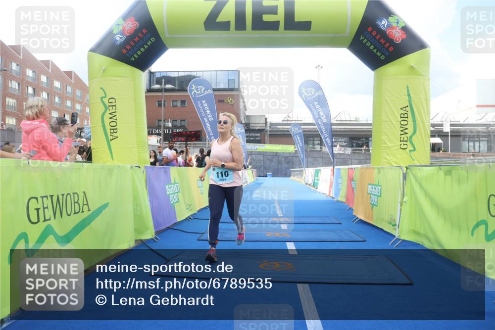 11.08.2024 - GEWOBA Citytriathlon Bremen Lena Gebhardt http://msf.ph/oto/6789535 11.08.2024 11:27:54 Ziel 110 meine-sportfotos.de