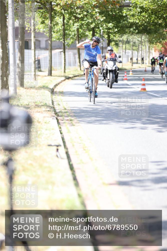 11.08.2024 - GEWOBA Citytriathlon Bremen H.Heesch http://msf.ph/oto/6789550 11.08.2024 13:16:33 Radfahren 409, 420, 444, 466, 564, 618 meine-sportfotos.de