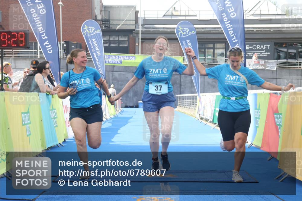 11.08.2024 - GEWOBA Citytriathlon Bremen Lena Gebhardt http://msf.ph/oto/6789607 11.08.2024 11:29:33 Ziel 37 meine-sportfotos.de