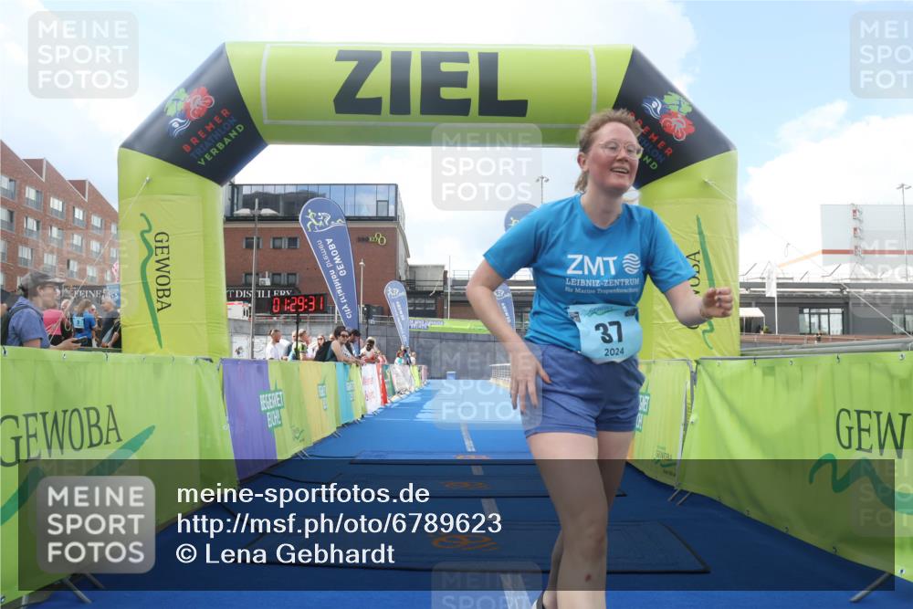 11.08.2024 - GEWOBA Citytriathlon Bremen Lena Gebhardt http://msf.ph/oto/6789623 11.08.2024 11:29:35 Ziel 37 meine-sportfotos.de