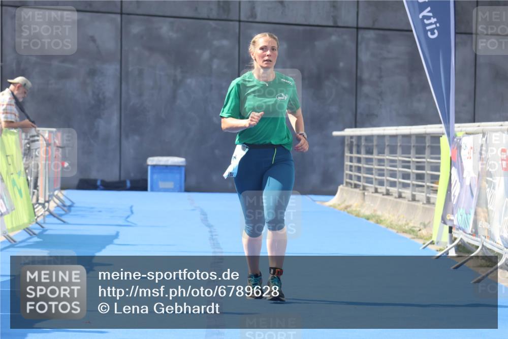 11.08.2024 - GEWOBA Citytriathlon Bremen Lena Gebhardt http://msf.ph/oto/6789628 11.08.2024 11:30:01 Ziel 13 meine-sportfotos.de