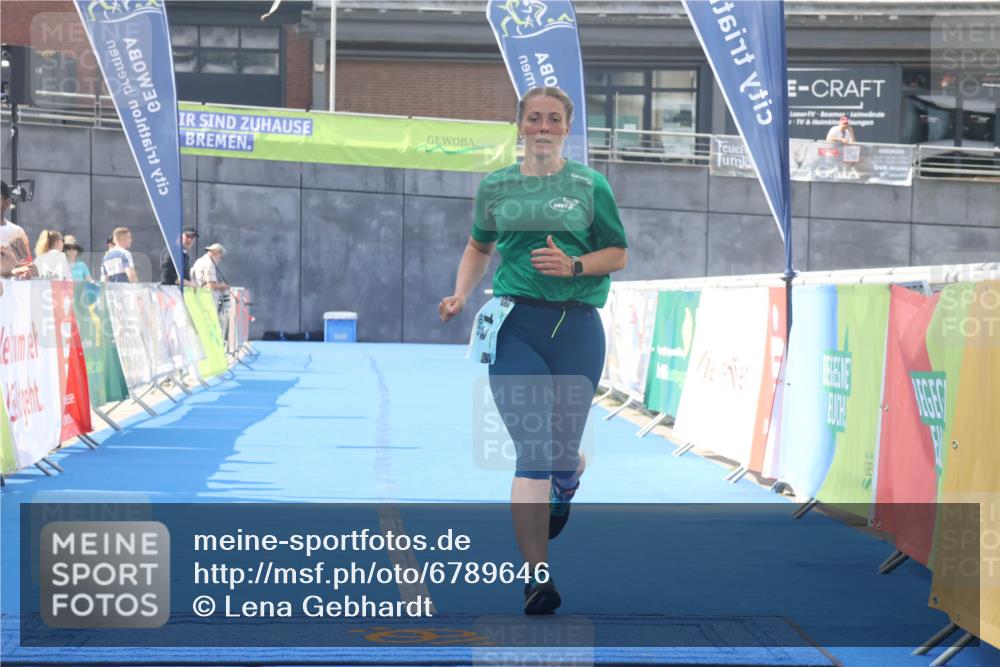 11.08.2024 - GEWOBA Citytriathlon Bremen Lena Gebhardt http://msf.ph/oto/6789646 11.08.2024 11:30:04 Ziel 13 meine-sportfotos.de